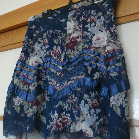 Adorable Le Chateau skirt. For a teen or a petite adult. 100% cotton lining. - Picture 1 of 2